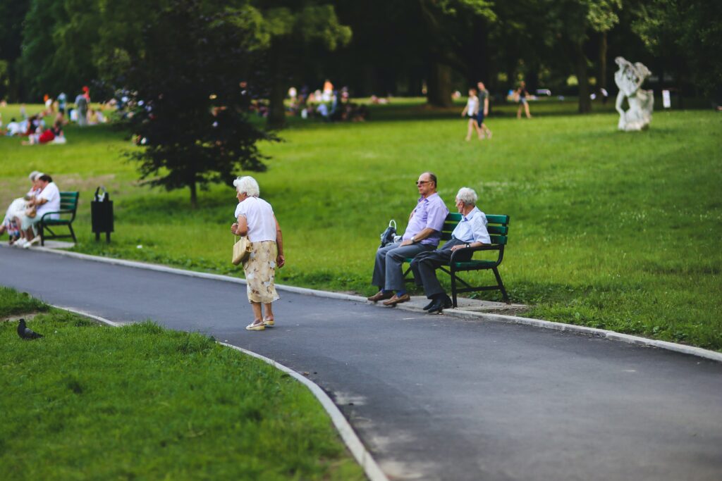Ancianos sentados en el parque disfrutando de la pensión